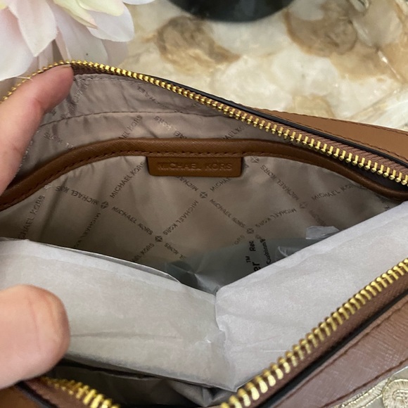 Michael Kors vanilla Crossbody - Picture 6 of 7